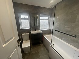 Cosy Heathrow Apartment With 2 Bedrooms