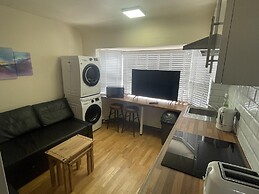 Cosy Heathrow Apartment With 2 Bedrooms