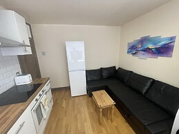 Cosy Heathrow Apartment With 2 Bedrooms