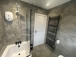 Cosy Heathrow Apartment With 2 Bedrooms