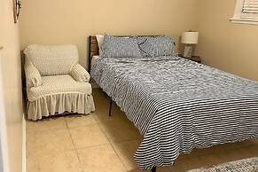 Walk to University of South Alabama: Mobile Apt