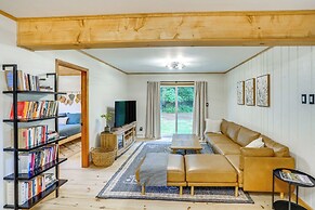 Stylish Catskills Retreat: Year-round Adventure!