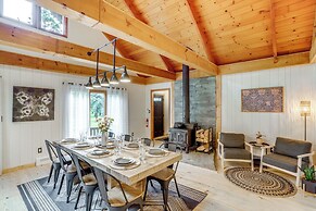 Stylish Catskills Retreat: Year-round Adventure!