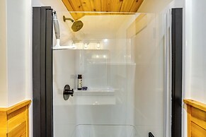 Stylish Catskills Retreat: Year-round Adventure!