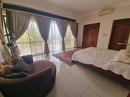 House - Kampala - 6 Bedrooms - Parking - Garden