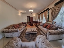 House - Kampala - 6 Bedrooms - Parking - Garden