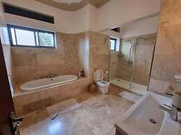 House - Kampala - 6 Bedrooms - Parking - Garden