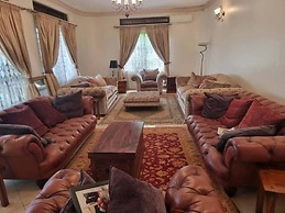 House - Kampala - 6 Bedrooms - Parking - Garden