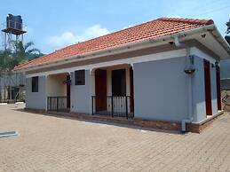 House - Kampala - 6 Bedrooms - Parking - Garden