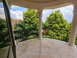 House - Kampala - 6 Bedrooms - Parking - Garden