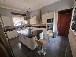 House - Kampala - 6 Bedrooms - Parking - Garden