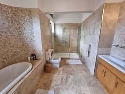 House - Kampala - 6 Bedrooms - Parking - Garden