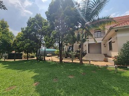 House - Kampala - 6 Bedrooms - Parking - Garden