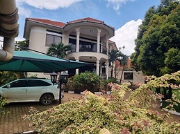 House - Kampala - 6 Bedrooms - Parking - Garden