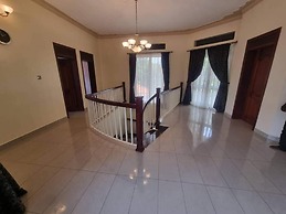 House - Kampala - 6 Bedrooms - Parking - Garden