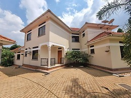 House - Kampala - 6 Bedrooms - Parking - Garden