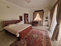 House - Kampala - 6 Bedrooms - Parking - Garden
