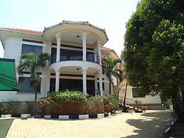 House - Kampala - 6 Bedrooms - Parking - Garden