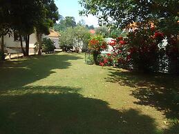 House - Kampala - 6 Bedrooms - Parking - Garden