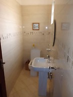 House - Kampala - 6 Bedrooms - Parking - Garden