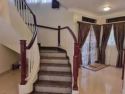 House - Kampala - 6 Bedrooms - Parking - Garden