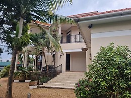 House - Kampala - 6 Bedrooms - Parking - Garden