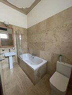 House - Kampala - 6 Bedrooms - Parking - Garden