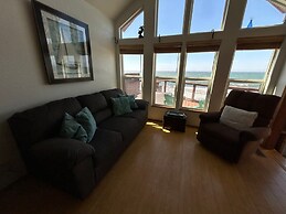 Ocean Front Cabin 11 w Jacuzzi Superb Views