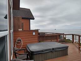 Ocean Front Cabin 11 w Jacuzzi Superb Views