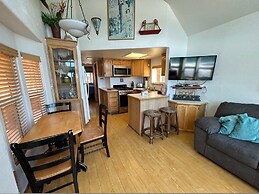 Ocean Front Cabin 11 w Jacuzzi Superb Views