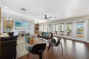 Adorable House With Amazing Water Front of Canal