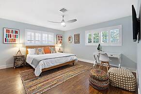 Adorable House With Amazing Water Front of Canal