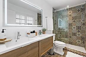 Adorable House With Amazing Water Front of Canal