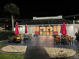 Newly Renovated Room in Cozy Hotel Near Disney