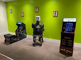 Newly Renovated Room in Cozy Hotel Near Disney