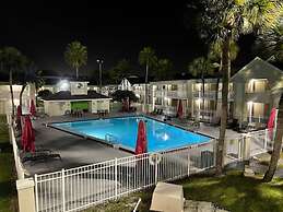 Newly Renovated Room in Cozy Hotel Near Disney