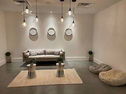 Newly Renovated Room in Cozy Hotel Near Disney