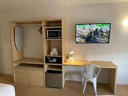 Newly Renovated Room in Cozy Hotel Near Disney