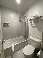 Newly Renovated Room in Cozy Hotel Near Disney