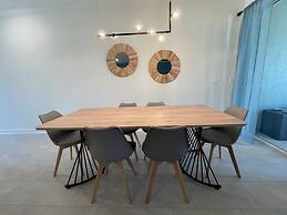 SL 4Br Walking Distance to Club