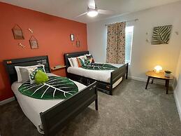 SL 4Br Walking Distance to Club