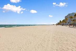 Amazing NEW Condo IN Hollywood Access DIR Beach