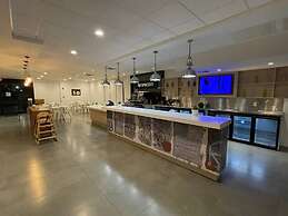 Cozy Hotel With Super Location Near Disney