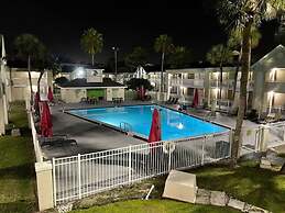 Cozy Hotel With Super Location Near Disney