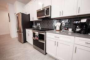 TH 4Br Walking Distance to Club