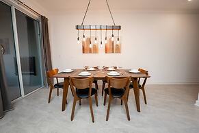 TH 4Br Walking Distance to Club