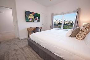 TH 4Br Walking Distance to Club