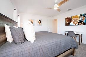 TH 4Br Walking Distance to Club