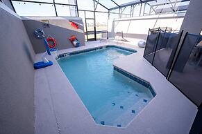 TH 4Br Walking Distance to Club