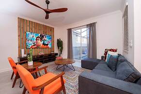 TH 4Br Walking Distance to Club